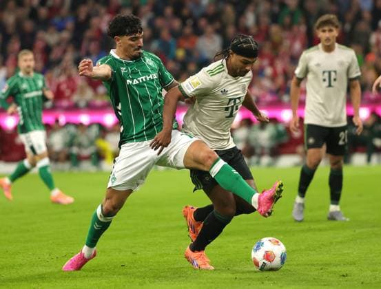 26 09 2025, FC Bayern vs Werder Bremen, Allianz Arena Muenchen, Soccer, Sports, in the picture Cameron Puertas Bremen vs Serge Gnabry FC Bayern Muenchen