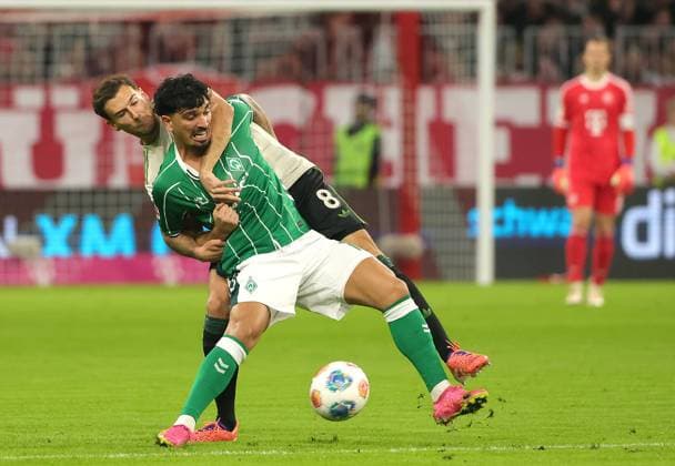 26 09 2025, FC Bayern vs Werder Bremen, Allianz Arena Muenchen, Soccer, Sports, in the picture Leon Goretzka FC Bayern Muenchen vs Cameron Puertas Bremen