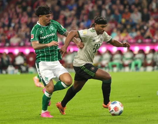 26 09 2025, FC Bayern vs Werder Bremen, Allianz Arena Muenchen, Soccer, Sports, in the picture Cameron Puertas Bremen vs Serge Gnabry FC Bayern Muenchen