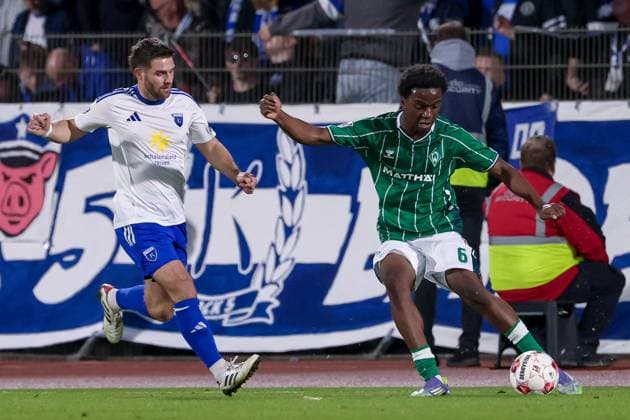 from left Tido Steffens BSV Kickers Emden, 21 and Wesley Adeh SV Werder Bremen II, 6 in duel, duel, dynamics, action, action, match scene, 26 09 2025, Bremen Germany , Soccer, Regionalliga Nord, SV Werder Bremen II BSV Kickers Emden xobx