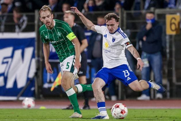 from left Cimo Röcker SV Werder Bremen II, 5 and Michel Eickschläger BSV Kickers Emden, 23 in duel, duel, dynamics, action, action, match scene, 26 09 2025, Bremen Germany , Soccer, Regionalliga Nord, SV Werder Bremen II BSV Kickers Emden xobx