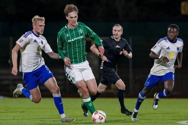 from left Marvin Eilerts BSV Kickers Emden, 11 and Mats Heitmann SV Werder Bremen II, 3 in duel, Emanuel Adou BSV Kickers Emden, 27 , duel, dynamics, action, action, match scene, 26 09 2025, Bremen Germany , Soccer, Regionalliga Nord, SV Werder Bremen II BSV Kickers Emden xobx
