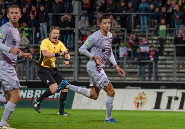 Maurice Stubenrauch Referee waves off Sportfreunde Siegen VfL Bochum U21 26 09 2025 Soccer, Regionalliga West, Matchday 10, GER, Siegen, Leimbachstadion Siegen Copyright: HMBxMedia xMarcoxBader