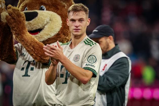 Joshua Kimmich 6 FC Bayern Muenchen celebrates with the fans, FC Bayern Muenchen vs SV Werder Bremen, DFL, Bundesliga, Saison 2025 2026, Allianz Arena, Hinrunde, 5 Spieltag, 26 09 2025 DFB regulations prohibit any use of photographs as image sequences and or quasi video Muenchen Bayern Germany Copyright: xkolbert-press MartinxAgüerax
