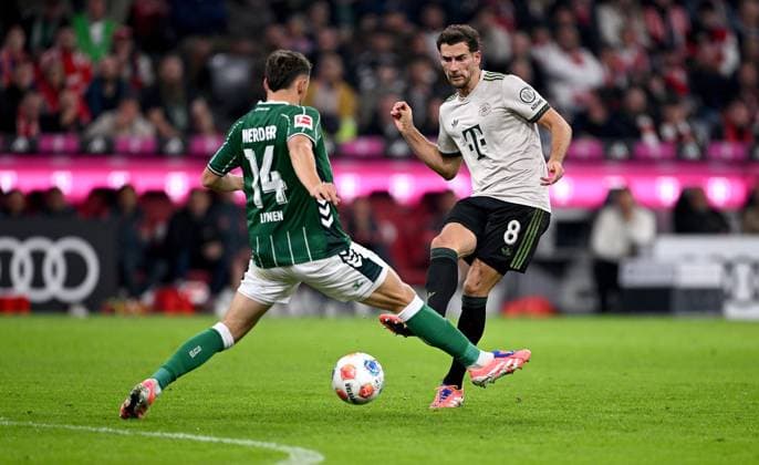 Soccer 1 Bundesliga Season 2025 2026 5 Matchday FC Bayern Muenchen SV Werder Bremen 26 09 2025 Senne Lynen left, SV Werder Bremen vs Leon Goretzka right, FC Bayern Muenchen