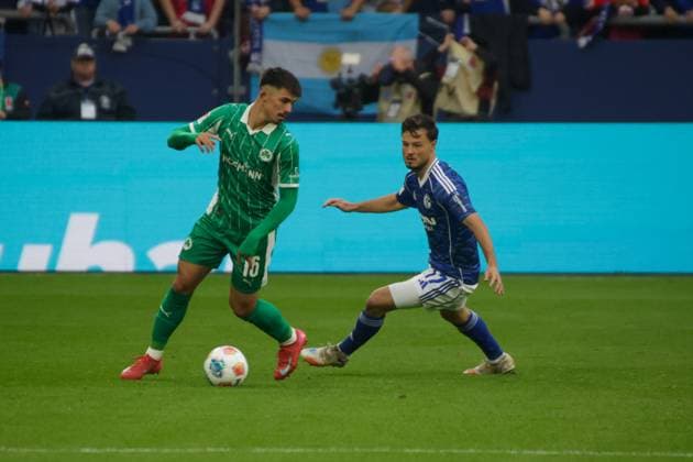 26 09 2025, xgrfx, Soccer 2 Bundesliga, FC Schalke 04 SpVgg Greuther Fuerth v l Aaron Keller Greuther Fürth , Adrian Gantenbein FC Schalke 04 DFL DFB REGULATIONS PROHIBIT ANY USE OF PHOTOGRAPHS as IMAGE SEQUENCES and or QUASI VIDEO Gelsenkirchen