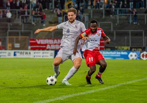 duel between Daniel Huelsenbusch VfL Bochum U21, 4 and Derrick Kyere Sportfreunde Siegen, 11 Sportfreunde Siegen VfL Bochum U21 26 09 2025 Soccer, Regionalliga West, Matchday 10, GER, Siegen, Leimbachstadion Siegen Copyright: HMBxMedia xMarcoxBader