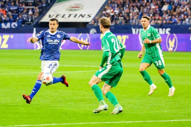 26 09 2025, xgrfx, Soccer 2 Bundesliga, FC Schalke 04 SpVgg Greuther Fuerth v l Ron Schallenberg FC Schalke 04 , Marco John Greuther Fürth DFL DFB REGULATIONS PROHIBIT ANY USE OF PHOTOGRAPHS as IMAGE SEQUENCES and or QUASI VIDEO Gelsenkirchen