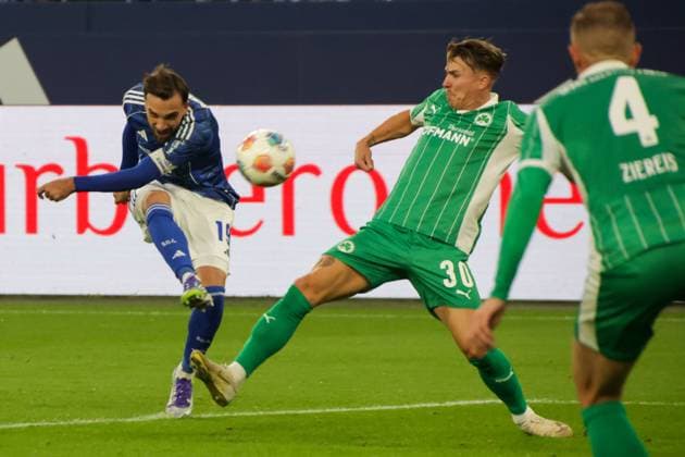 26 09 2025, xgrfx, Soccer 2 Bundesliga, FC Schalke 04 SpVgg Greuther Fuerth v l Kenan Karaman FC Schalke 04 , Felix Klaus Greuther Fürth DFL DFB REGULATIONS PROHIBIT ANY USE OF PHOTOGRAPHS as IMAGE SEQUENCES and or QUASI VIDEO Gelsenkirchen