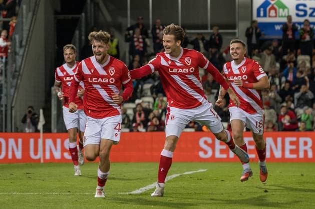 Cottbus, Germany 26 September 2025 3 Liga 2025 2026 FC Energie Cottbus vs VfB Stuttgart II In the picture left Tim Campulka Energie Cottbus cheers after his goal to 4 0 with right Moritz Hannemann Energie Cottbus DFB regulations prohibit any use of photographs as image sequences and or quasi video LEAG Energie Stadion Brandenburg Copyright: xFotostandx xWeilandx