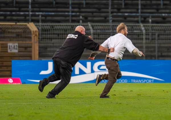 Streaker in the Leimbachstadion Stewards try to catch the streaker Sportfreunde Siegen VfL Bochum U21 26 09 2025 Soccer, Regionalliga West, Matchday 10, GER, Siegen, Leimbachstadion Siegen Copyright: HMBxMedia xMarcoxBader