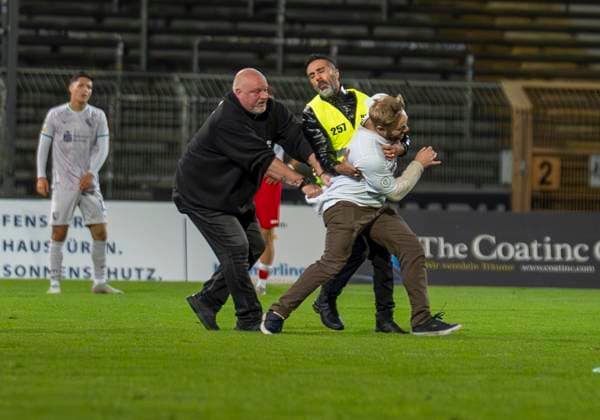 Streaker in the Leimbachstadion Stewards try to catch the streaker Sportfreunde Siegen VfL Bochum U21 26 09 2025 Soccer, Regionalliga West, Matchday 10, GER, Siegen, Leimbachstadion Siegen Copyright: HMBxMedia xMarcoxBader