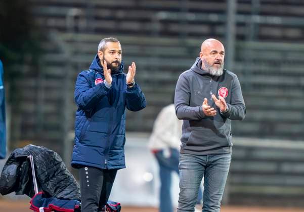 Sergen Yesilcay Sportfreunde Siegen, Co-Coach and Thorsten Nehrbauer Sportfreunde Siegen, Coach Sportfreunde Siegen VfL Bochum U21 26 09 2025 Football, Regionalliga West, Matchday 10, GER, Siegen, Leimbachstadion Siegen Copyright: HMBxMedia xMarcoxBader