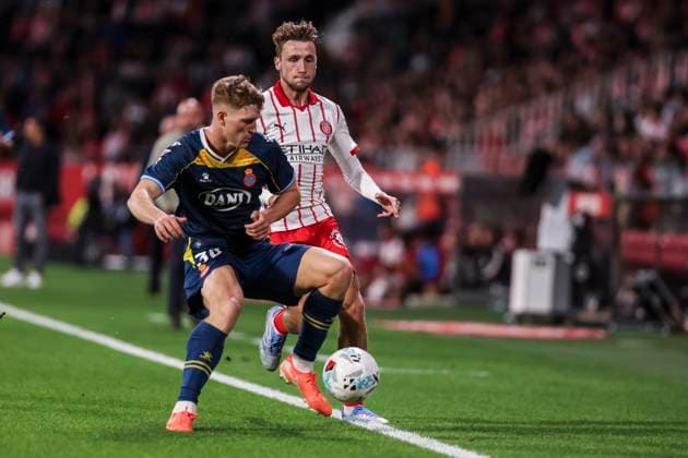 September 26, 2025, Girona, Girona, SPAIN: Clemens Riedel of RCD Espanyol and Vladyslav Vanat of Girona FC compete for the ball during the Spanish league, La Liga EA Sports, football match played between Girona FC and RCD Espanyol at Montilivi stadium on September 26, 2025 in Girona, Spain. Girona SPAIN - ZUMAa181 20250926_zaa_a181_183 Copyright: xJavierxBorregox