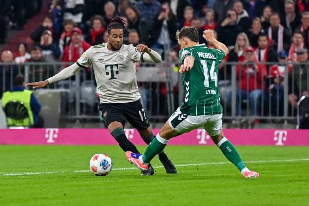 GER, Bayern, Muenchen, Fußball, FC Bayern Muenchen SV Werder Bremen, in der Allianz Arena, Muenchen, Bundesliga, 5 Spieltag, 26 09 25, v l Michael Akpovie Olise FC Bayern Muenchen, 17 , Senne Lynen SV Werder Bremen, 14 , im Angriff, Zweikampf um den Ball DFL DFB regulations prohibit any use of photographs as image sequences and or quasi video, Copyright: HMB-Media MichaelxNibel