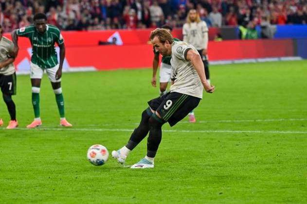 GER, Bayern, Muenchen, Fußball, FC Bayern Muenchen SV Werder Bremen, in der Allianz Arena, Muenchen, Bundesliga, 5 Spieltag, 26 09 25, v l Harry Kane FC Bayern Muenchen, 9 , Torschuss, Elfmeter, DFL DFB regulations prohibit any use of photographs as image sequences and or quasi video, Copyright: HMB-Media MichaelxNibel