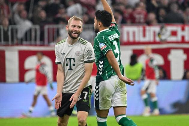 GER, Bayern, Muenchen, Fußball, FC Bayern Muenchen SV Werder Bremen, in der Allianz Arena, Muenchen, Bundesliga, 5 Spieltag, 26 09 25, v l Konrad Laimer FC Bayern Muenchen, 27 , Yukinari Sugawara SV Werder Bremen, 3 , Aufreger, Emotionen DFL DFB regulations prohibit any use of photographs as image sequences and or quasi video, Copyright: HMB-Media MichaelxNibel