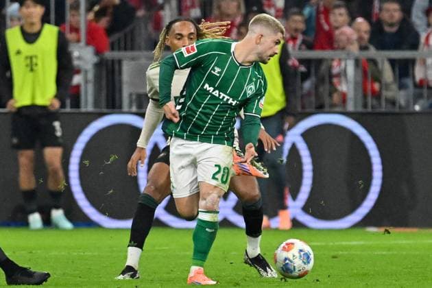 GER, Bayern, Muenchen, Fußball, FC Bayern Muenchen SV Werder Bremen, in der Allianz Arena, Muenchen, Bundesliga, 5 Spieltag, 26 09 25, v l Sascha Boey FC Bayern Muenchen, 23 , Romano Schmid SV Werder Bremen, 20 , Hackentrick, Pass, Trick, Kunstpass DFL DFB regulations prohibit any use of photographs as image sequences and or quasi video, Copyright: HMB-Media MichaelxNibel