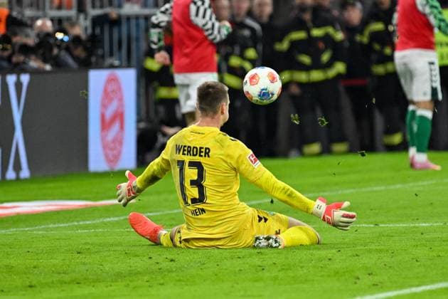 GER, Bayern, Muenchen, Fußball, FC Bayern Muenchen SV Werder Bremen, in der Allianz Arena, Muenchen, Bundesliga, 5 Spieltag, 26 09 25, v l Karl Hein SV Werder Bremen, 13 , haelt den Ball, Parade DFL DFB regulations prohibit any use of photographs as image sequences and or quasi video, Copyright: HMB-Media MichaelxNibel