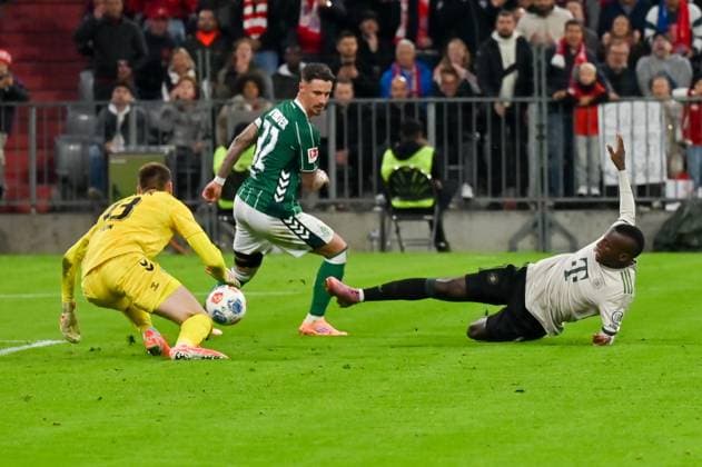 GER, Bayern, Muenchen, Fußball, FC Bayern Muenchen SV Werder Bremen, in der Allianz Arena, Muenchen, Bundesliga, 5 Spieltag, 26 09 25, v l Karl Hein SV Werder Bremen, 13 , Marco Friedl SV Werder Bremen, 32 , Nicolas Jackson FC Bayern Muenchen, 11 , Torschuss, Parade DFL DFB regulations prohibit any use of photographs as image sequences and or quasi video, Copyright: HMB-Media MichaelxNibel