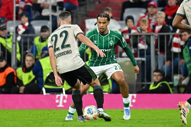 GER, Bayern, Muenchen, Fußball, FC Bayern Muenchen SV Werder Bremen, in der Allianz Arena, Muenchen, Bundesliga, 5 Spieltag, 26 09 25, v l Raphael Guerreiro FC Bayern Muenchen, 22 , Sascha Boey FC Bayern Muenchen, 23 , im Angriff, Zweikampf DFL DFB regulations prohibit any use of photographs as image sequences and or quasi video, Copyright: HMB-Media MichaelxNibel
