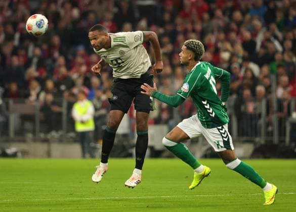 26 09 2025, FC Bayern vs Werder Bremen, Allianz Arena Muenchen, Soccer, Sports, in the picture Dayot Upamecano FC Bayern Muenchen vs Justin Njinmah Bremen
