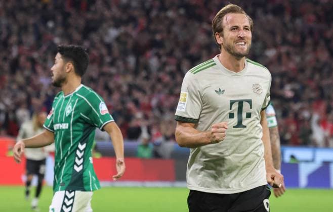 9 Harry Kane FCB scores the 2-0 goal from the penalty spot and cheers, cheers, goal celebration, Football 1 BL FC Bayern Munich SV Werder Bremen 26 09 2025 Allianz Arena PHOTO Mladen Lackovic LakoPress