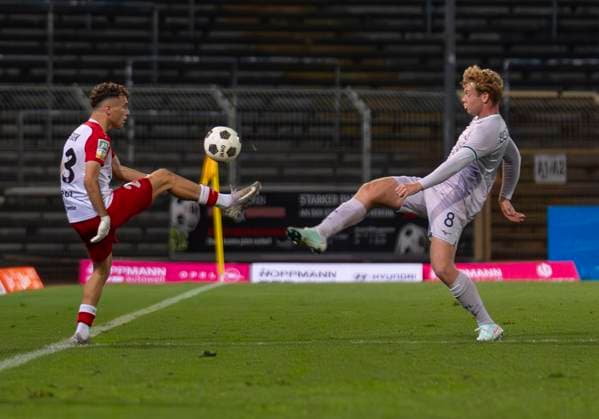 Duel between Malik Hodroj Sportfreunde Siegen, 23 and Lennart Koerdt VfL Bochum U21, 8 Sportfreunde Siegen VfL Bochum U21 26 09 2025 Soccer, Regionalliga West, Matchday 10, GER, Siegen, Leimbachstadion Siegen Copyright: HMBxMedia xMarcoxBader