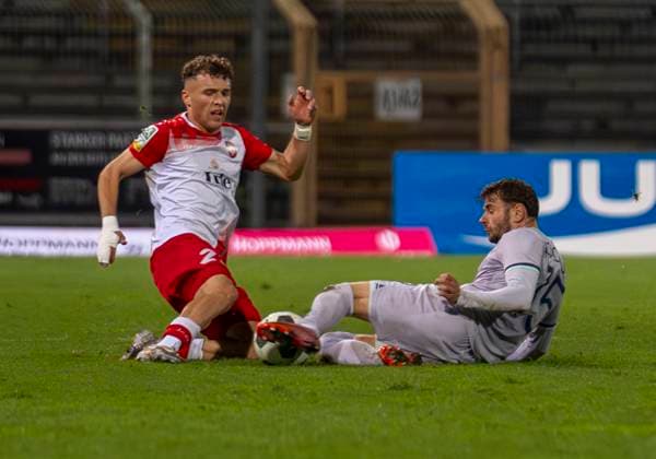 Duel between Malik Hodroj Sportfreunde Siegen, 23 and Nicolas Abdat VfL Bochum U21, 15 Sportfreunde Siegen VfL Bochum U21 26 09 2025 Soccer, Regionalliga West, Matchday 10, GER, Siegen, Leimbachstadion Siegen Copyright: HMBxMedia xMarcoxBader