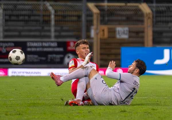 Duel between Malik Hodroj Sportfreunde Siegen, 23 and Nicolas Abdat VfL Bochum U21, 15 Sportfreunde Siegen VfL Bochum U21 26 09 2025 Soccer, Regionalliga West, Matchday 10, GER, Siegen, Leimbachstadion Siegen Copyright: HMBxMedia xMarcoxBader