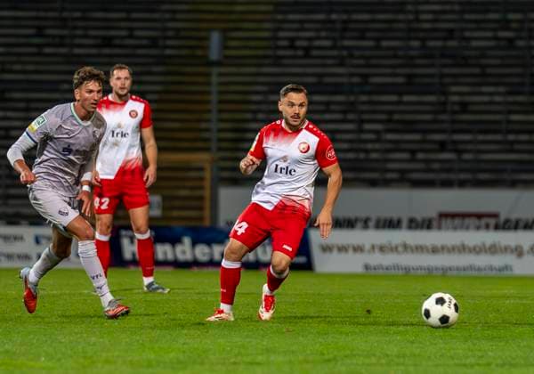 Oemer Tokac Sportfreunde Siegen, 14 Sportfreunde Siegen VfL Bochum U21 26 09 2025 Soccer, Regionalliga West, 10 Matchday, GER, Siegen, Leimbachstadion Siegen Copyright: HMBxMedia xMarcoxBader