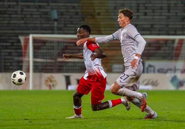 duel between Vahidin Turudija VfL Bochum U21, 27 and Josue Santo Sportfreunde Siegen, 8 Sportfreunde Siegen VfL Bochum U21 26 09 2025 Soccer, Regionalliga West, Matchday 10, GER, Siegen, Leimbachstadion Siegen Copyright: HMBxMedia xMarcoxBader