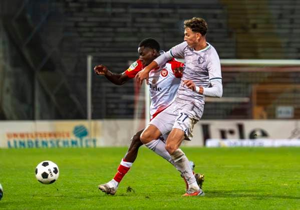 duel between Vahidin Turudija VfL Bochum U21, 27 and Josue Santo Sportfreunde Siegen, 8 Sportfreunde Siegen VfL Bochum U21 26 09 2025 Soccer, Regionalliga West, Matchday 10, GER, Siegen, Leimbachstadion Siegen Copyright: HMBxMedia xMarcoxBader