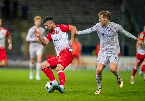 duel between Lars Holtkamp VfL Bochum U21, 6 and Arif Gueclue Sportfreunde Siegen, 18 Sportfreunde Siegen VfL Bochum U21 26 09 2025 Soccer, Regionalliga West, Matchday 10, GER, Siegen, Leimbachstadion Siegen Copyright: HMBxMedia xMarcoxBader