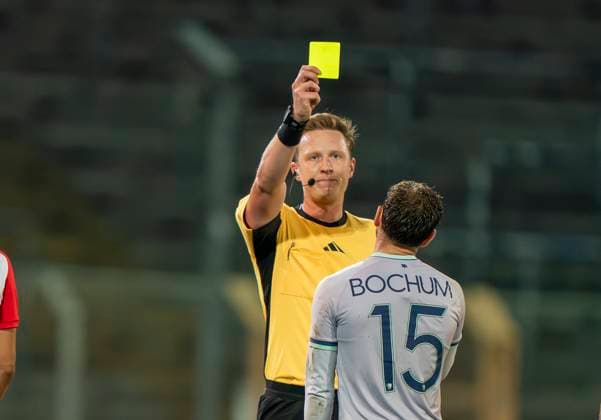 Maurice Stubenrauch Referee shows Nicolas Abdat VfL Bochum U21, 15 the yellow card Sportfreunde Siegen VfL Bochum U21 26 09 2025 Soccer, Regionalliga West, Matchday 10, GER, Siegen, Leimbachstadion Siegen Copyright: HMBxMedia xMarcoxBader