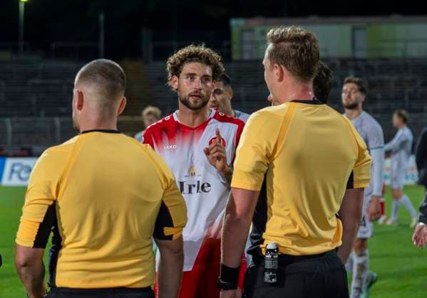 Jan Luca Rumpf Sportfreunde Siegen, 13 talks to the referees after the match Sportfreunde Siegen VfL Bochum U21 26 09 2025 Soccer, Regionalliga West, Matchday 10, GER, Siegen, Leimbachstadion Siegen Copyright: HMBxMedia xMarcoxBader