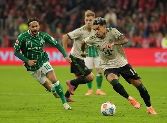 26 09 2025, FC Bayern vs Werder Bremen, Allianz Arena Muenchen, Soccer, Sports, in the picture Leonardo Bittencourt Bremen , Joshua Kimmich FC Bayern Muenchen and Luis Diaz FC Bayern Muenchen