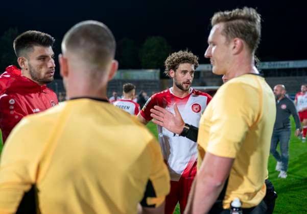 Jan Luca Rumpf Sportfreunde Siegen, 13 talks to the referees after the match Sportfreunde Siegen VfL Bochum U21 26 09 2025 Soccer, Regionalliga West, Matchday 10, GER, Siegen, Leimbachstadion Siegen Copyright: HMBxMedia xMarcoxBader