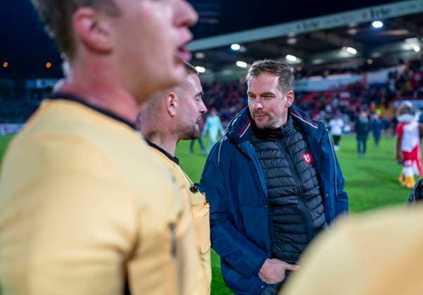 Matthias Georg Sportfreunde Siegen, Managing Director talks to the referees after the match Sportfreunde Siegen VfL Bochum U21 26 09 2025 Soccer, Regionalliga West, Matchday 10, GER, Siegen, Leimbachstadion Siegen Copyright: HMBxMedia xMarcoxBader
