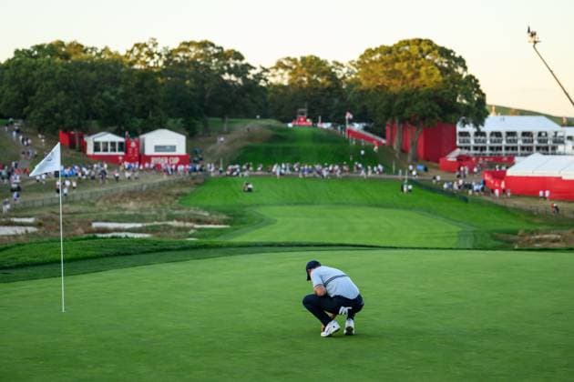250926 Rory McIlroy of Team Europe repairs a mark on the 18th green after a fourball match on day 1 of the Ryder Cup on September 26, 2025 in New York Photo Jesper Zerman BILDBYRAN kod JZ JZ0617 golf ryder cup day 1 bbeng  Copyright: JESPERxZERMAN BB250926JZ071
