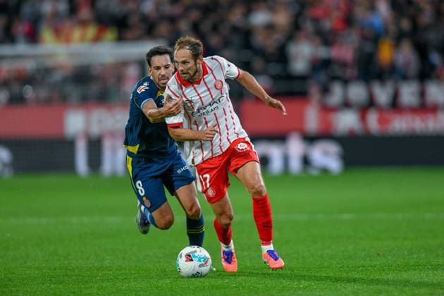 GIRONA FC vs RCD ESPANYOL Montilivi Municipal Stadium. Girona. September 26,2025 GIRONA FC-RCD ESPANYOL September 26,2025 Edu Exposito (8) of RCD Espanyol (left) and Blind (17) of Girona FC during the match between Girona FC and Real Betis corresponding to the seven day of La Liga EA Sports at Montilivi Municipal Stadium in Girona, Spain. Girona ESP Copyright: xS.xRosx