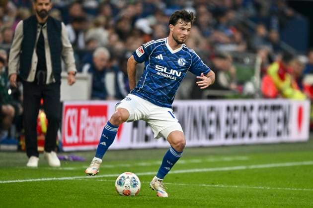 Adrian Gantenbein Schalke 17 Action Single Image Crop 26 09 2025 Soccer FC Schalke 04 vs SpVgg Greuther Fuerth, Veltins Arena, Gelsenkirchen, DFB DFL REGULATIONS PROHIBIT ANY USE OF PHOTOGRAPHS AS IMAGE SEQUENCES AND OR QUASI VIDEO Copyright: xpepphotox xHorstxMauelshagenx pep00321, pep_20250926_hm_141217
