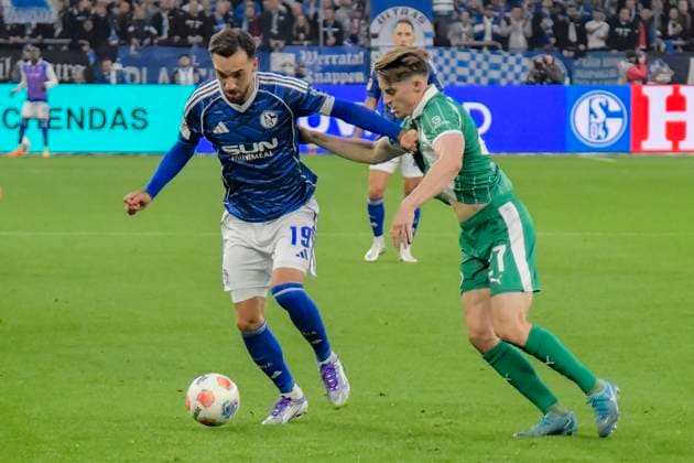 from left in duel Kenan Karaman Schalke 19 Luca Itter Fuerth 27 26 09 2025 Soccer FC Schalke 04 vs SpVgg Greuther Fuerth, Veltins Arena, Gelsenkirchen, DFB DFL REGULATIONS PROHIBIT ANY USE OF PHOTOGRAPHS AS IMAGE SEQUENCES AND OR QUASI VIDEO Copyright: xpepphotox xHorstxMauelshagenx pep00321, pep_20250926_hm_141378