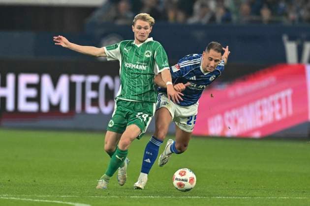 from left in duel Marco John Fuerth 24 Nikola Katic Schalke 25 26 09 2025 Soccer FC Schalke 04 vs SpVgg Greuther Fuerth, Veltins Arena, Gelsenkirchen, DFB DFL REGULATIONS PROHIBIT ANY USE OF PHOTOGRAPHS AS IMAGE SEQUENCES AND OR QUASI VIDEO Copyright: xpepphotox xHorstxMauelshagenx pep00321, pep_20250926_hm_142011