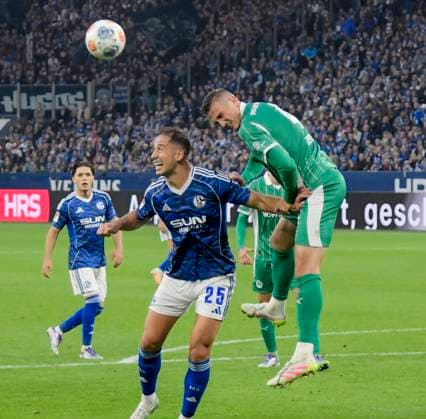 Header Header duel Nikola Katic Schalke 25 Philipp Ziereis Fuerth 4 26 09 2025 Football FC Schalke 04 vs SpVgg Greuther Fuerth, Veltins Arena, Gelsenkirchen, DFB DFL REGULATIONS PROHIBIT ANY USE OF PHOTOGRAPHS AS IMAGE SEQUENCES AND OR QUASI VIDEO Copyright: xpepphotox xHorstxMauelshagenx pep00321, pep_20250926_hm_141395