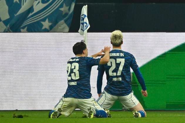 Finn Porath Schalke 27 celebrates after scoring the 1 0 goal with Soufiane El Faouzi Schalke 23 26 09 2025 Soccer FC Schalke 04 vs SpVgg Greuther Fuerth, Veltins Arena, Gelsenkirchen, DFB DFL REGULATIONS PROHIBIT ANY USE OF PHOTOGRAPHS AS IMAGE SEQUENCES AND OR QUASI VIDEO Copyright: xpepphotox xHorstxMauelshagenx pep00321, pep_20250926_hm_142258