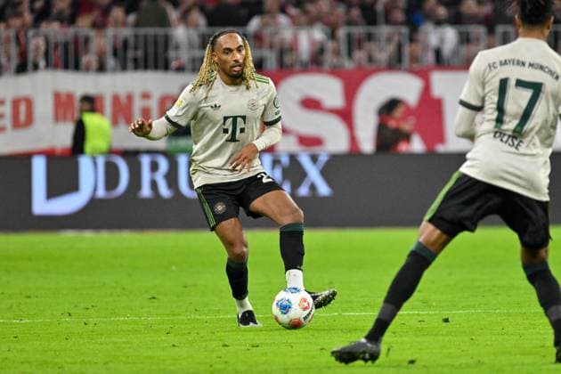GER, Bayern, Muenchen, Fußball, FC Bayern Muenchen SV Werder Bremen, in der Allianz Arena, Muenchen, Bundesliga, 5 Spieltag, 26 09 25, v l Sascha Boey FC Bayern Muenchen, 23 , Michael Akpovie Olise FC Bayern Muenchen, 17 , spielt einen Pass, im Portrait DFL DFB regulations prohibit any use of photographs as image sequences and or quasi video, Copyright: HMB-Media MichaelxNibel