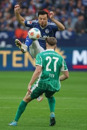 2 Bundesliga FC Schalke 04 SpVgg Greuther Fürth on 25 09 2025 at the Veltins Arena in Schalke Adrian Gantenbein Schalke 17 vs Luca Itter Fuerth 27 MH