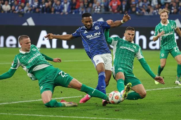 2 Bundesliga FC Schalke 04 SpVgg Greuther Fürth on 25 09 2025 at the Veltins Arena in Schalke Moussa Sylla Schalke 9 vs Brynjar Ingi Bjarnason Fuerth 25 and Philipp Ziereis Fuerth 4 MH