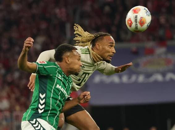 26 09 2025, FC Bayern vs Werder Bremen, Allianz Arena Muenchen, Soccer, Sports, in the picture Sacha Boey FC Bayern Muenchen vs Felix Agu Bremen